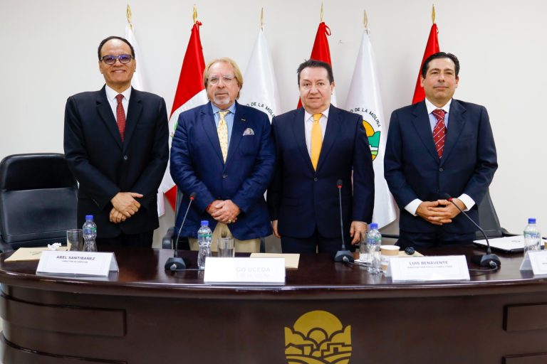 Director de ENDICOM Abel Santibáñez, alcalde de La Molina Diego Uceda, director de Vox Populi Luis Benavente, y socio prinipal de Vox Populi Matías Becerra, en la clausura del seminario sobre gestión de la comunicación municipal, que comprendió el desarrollo de estudios cuantitativos y cualitativos, el diseño de estrategias de comunicación, y la prevención y gestión de crisis. El evento se realizó en la Municipalidad de La Molina.